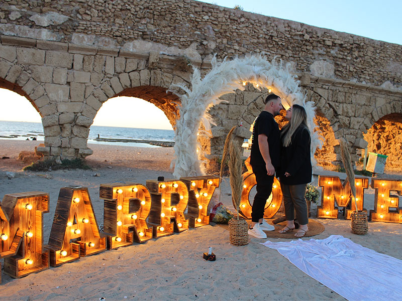 הצעת נישואין בקיסריה בחוף הקשתות